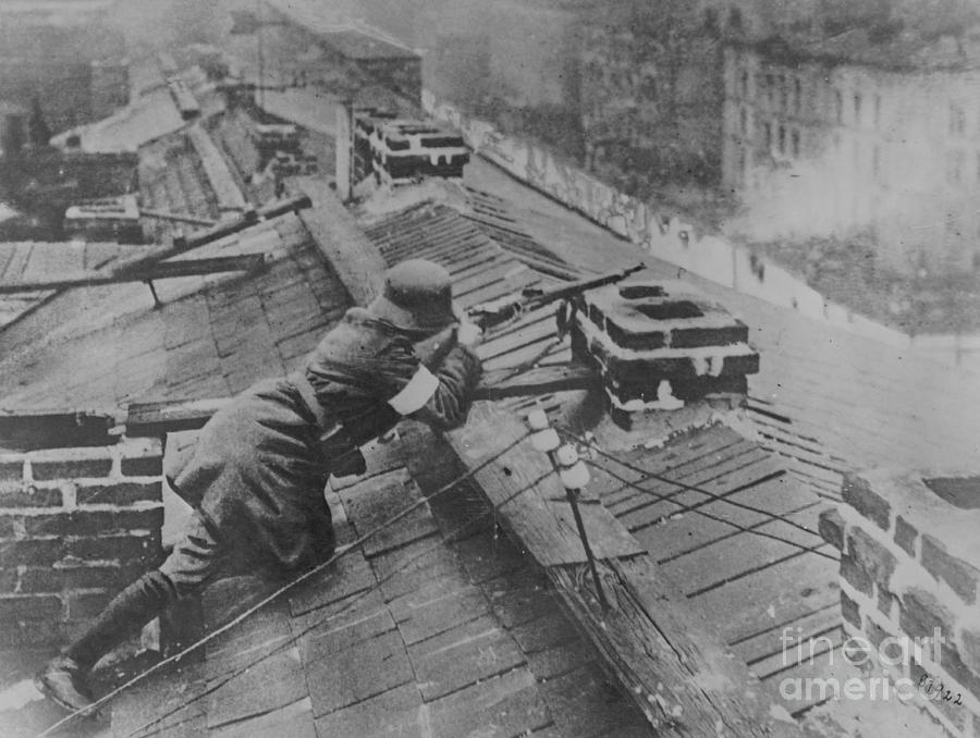 Soldiers On Housetops Aiming Photograph by Bettmann
