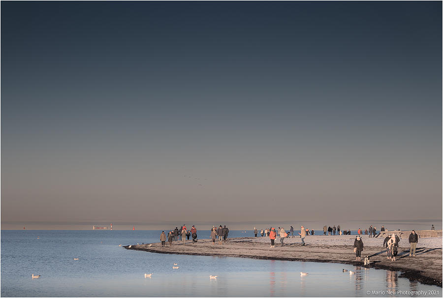 Beach Photograph - Sonnenuntergang Mit Menschenmassen Am Meeresufer by Mario Neu