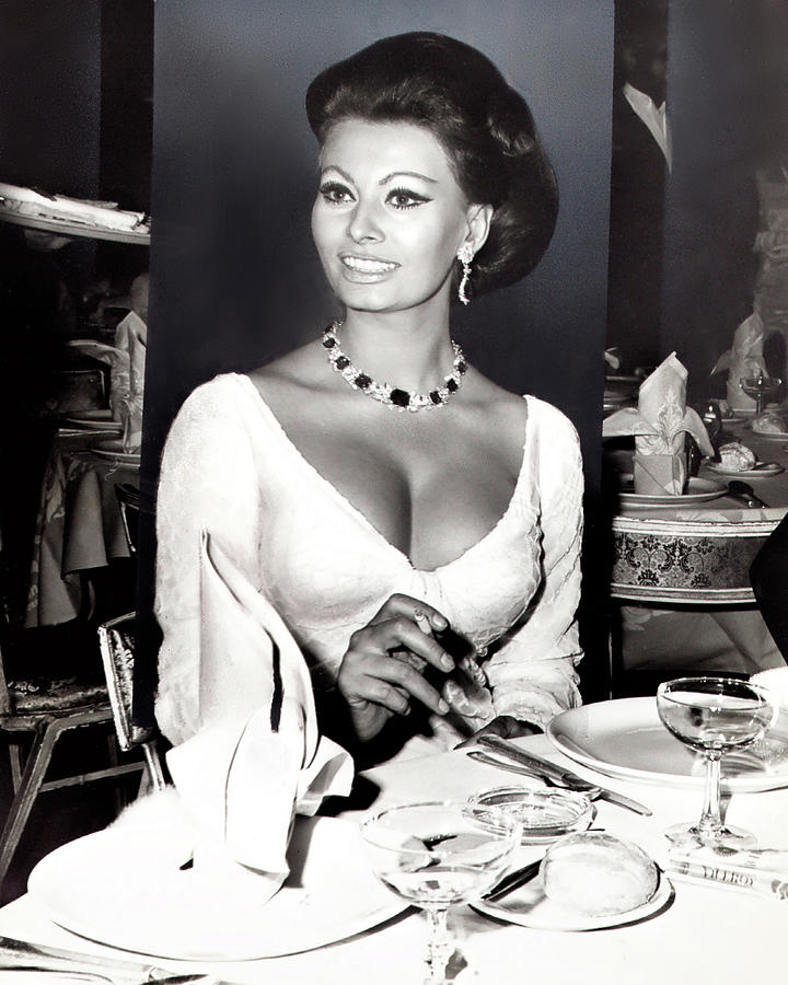 Sophia Loren Photograph - Sophia Loren At Dinner by Globe Photos