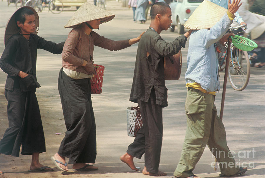 South Vietnamese Refugees Walking Photograph by Bettmann