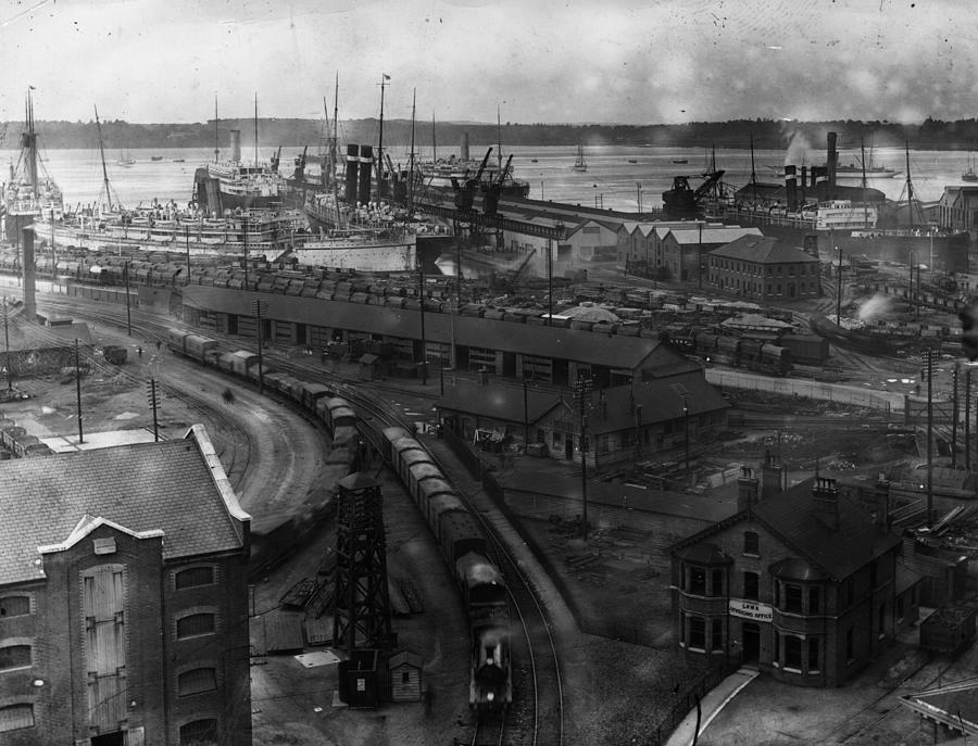 Southampton Docks Photograph by Topical Press Agency