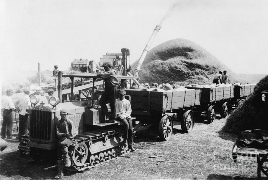 Soviets Loading Grain Onto Vehicle Photograph by Bettmann