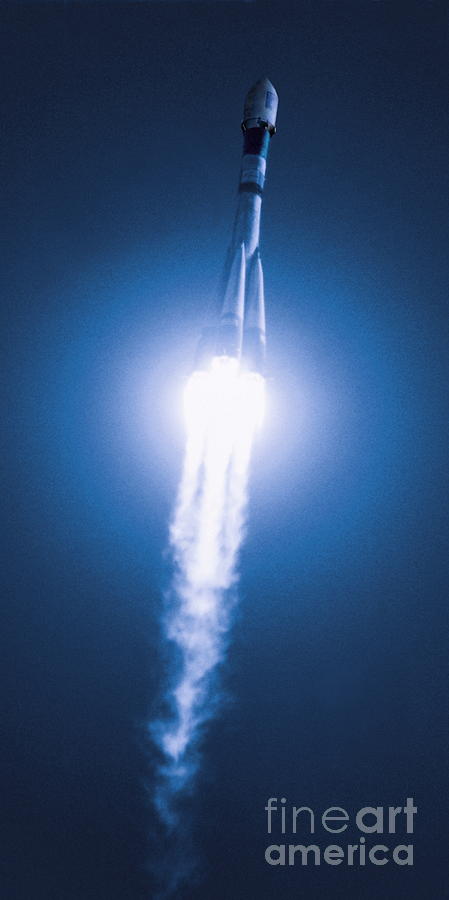 Soyuz-fregat Rocket Launch Photograph by Starsem/francis Demange/science Photo Library