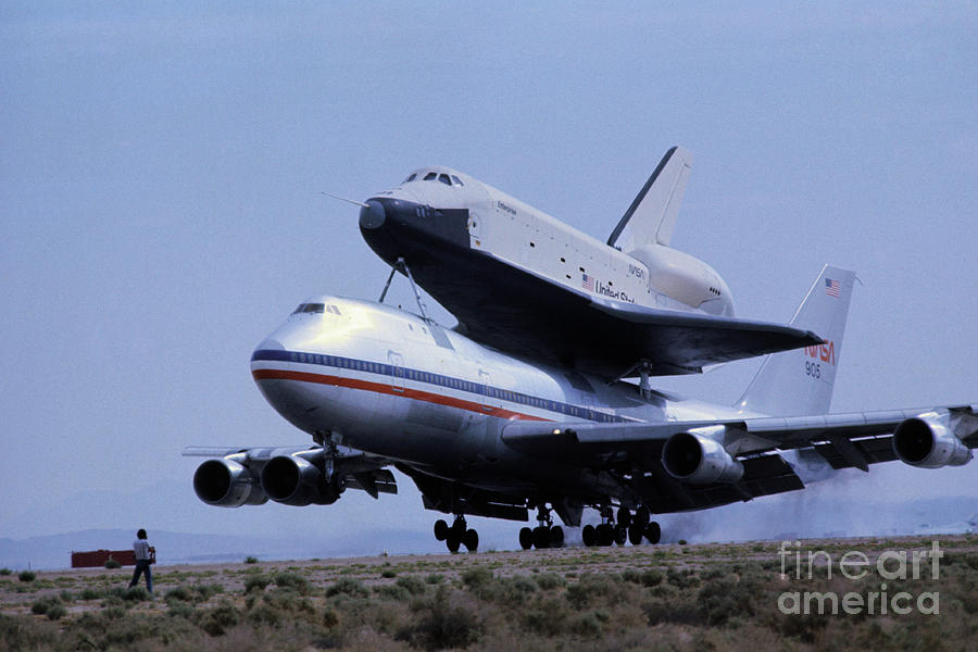 Space Shuttle Landing Photograph by Bettmann