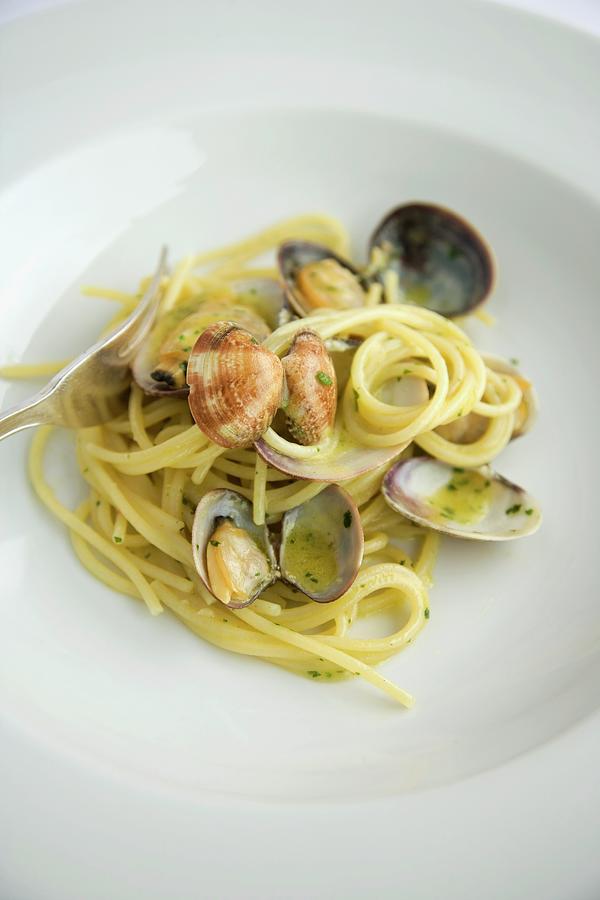 Spaghetti Alle Vongole spaghetti With Clams, Italy Photograph by Michael Wissing