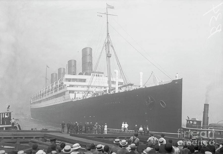S.s. Aquitania Leaving Port Photograph by Bettmann