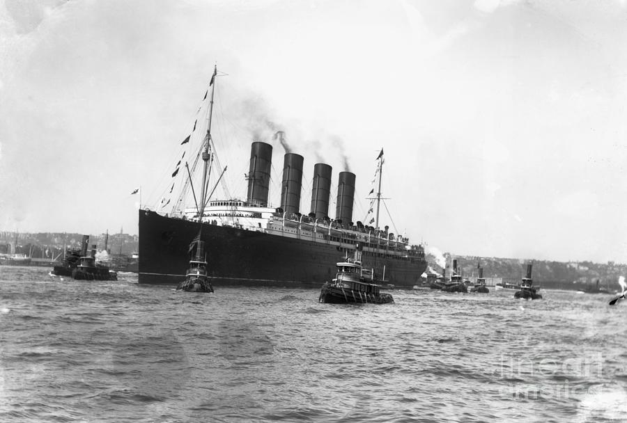 Ss Lusitania Photograph by Bettmann