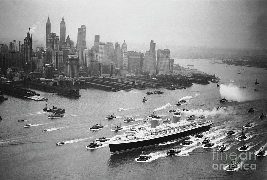 Ss United States Arrives In Manhattan Photograph by Bettmann