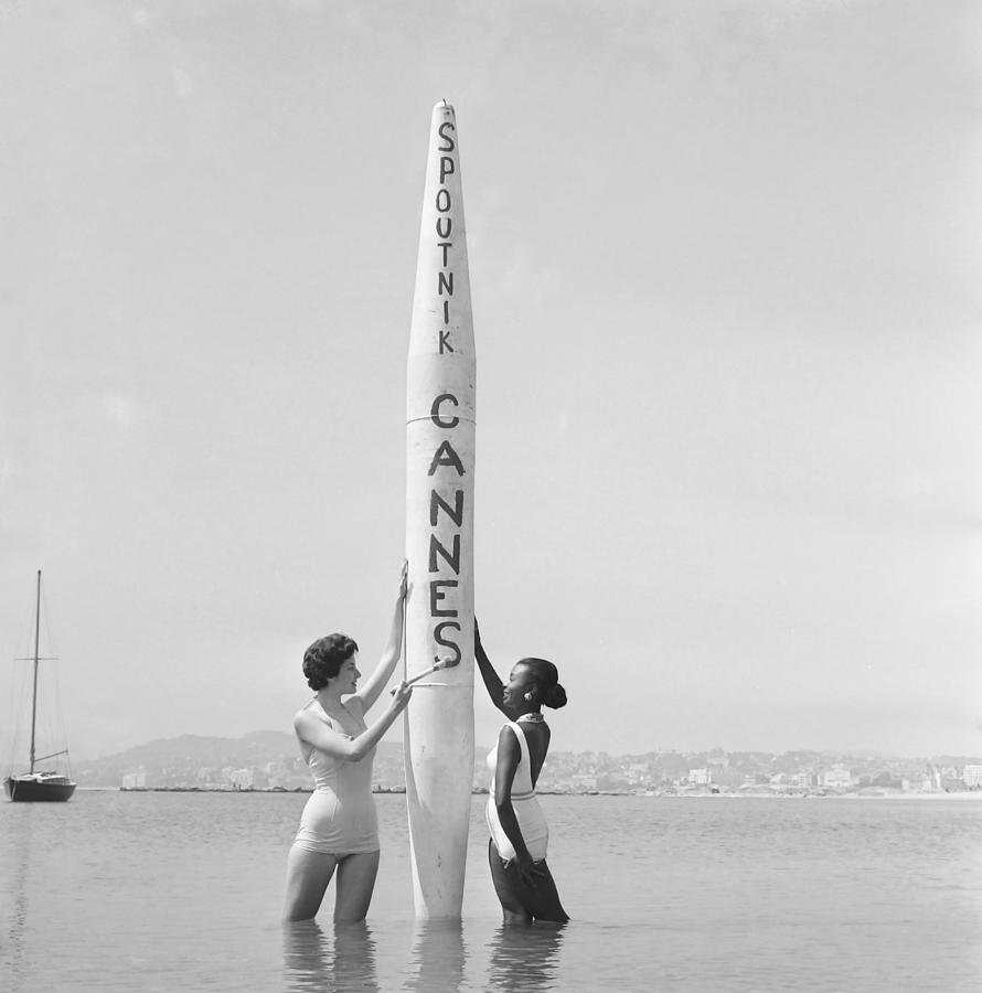 Starlettes Launch The Spoutnik During Photograph by Keystone-france