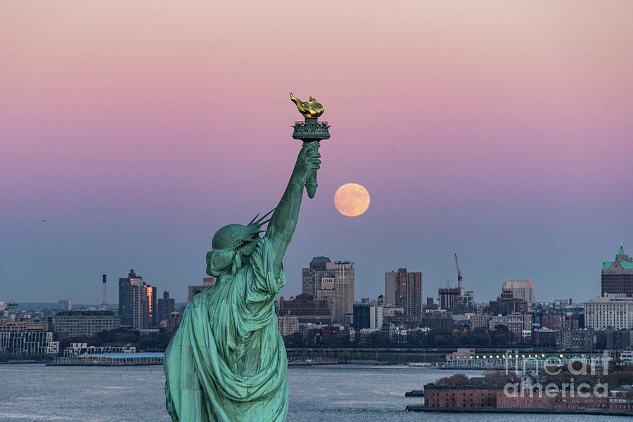 Statue In City At Night Photograph by Zachary Zirlin / Eyeem Statue In City At Night Photograph by Zachary Zirlin / Eyeem