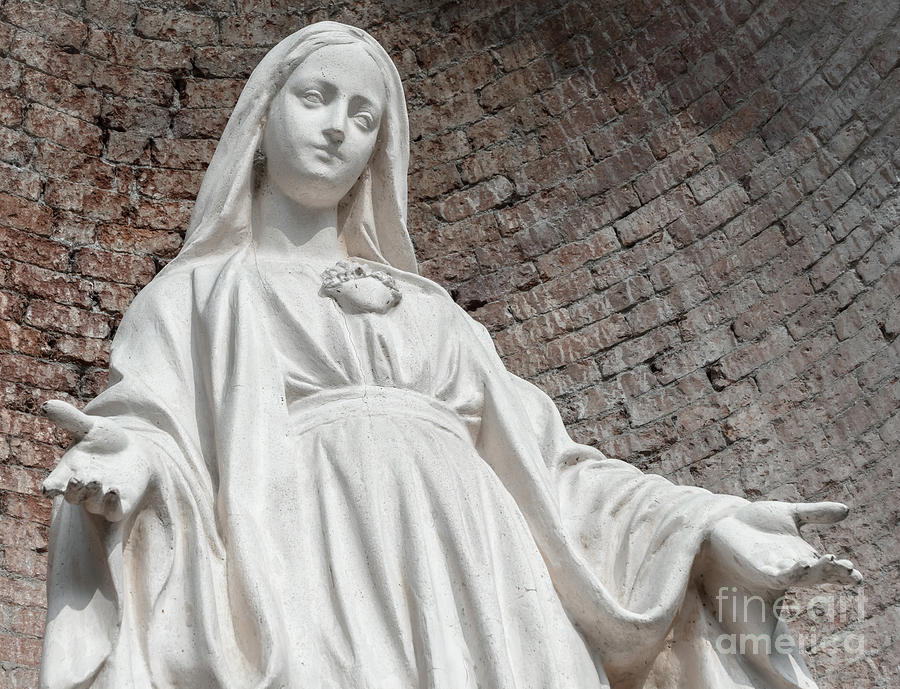 Statue in stone of Virgin Mary Sculpture by Kyna Studio