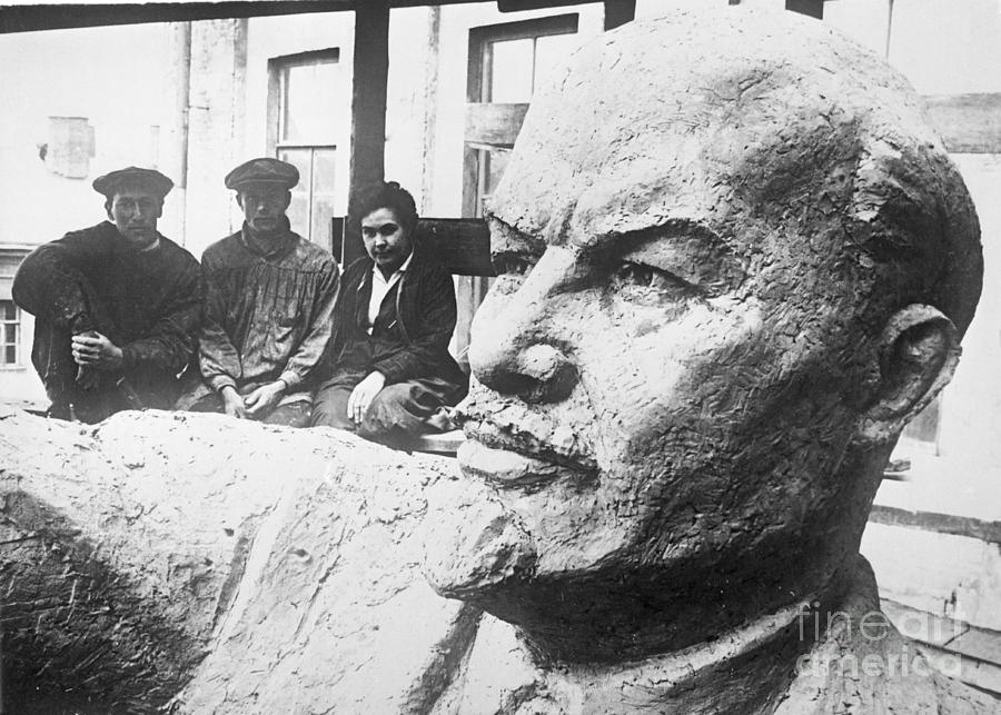 Statue Of Lenin Being Unveiled Photograph by Bettmann