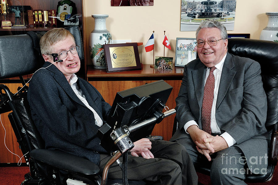 Stephen Hawking And Robert Aymar At Cern In 2006 Photograph by Cern/science Photo Library