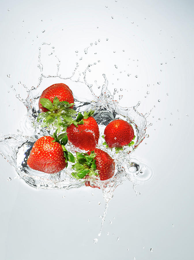 Strawberries Splashing In To Water Photograph by Chris Stein