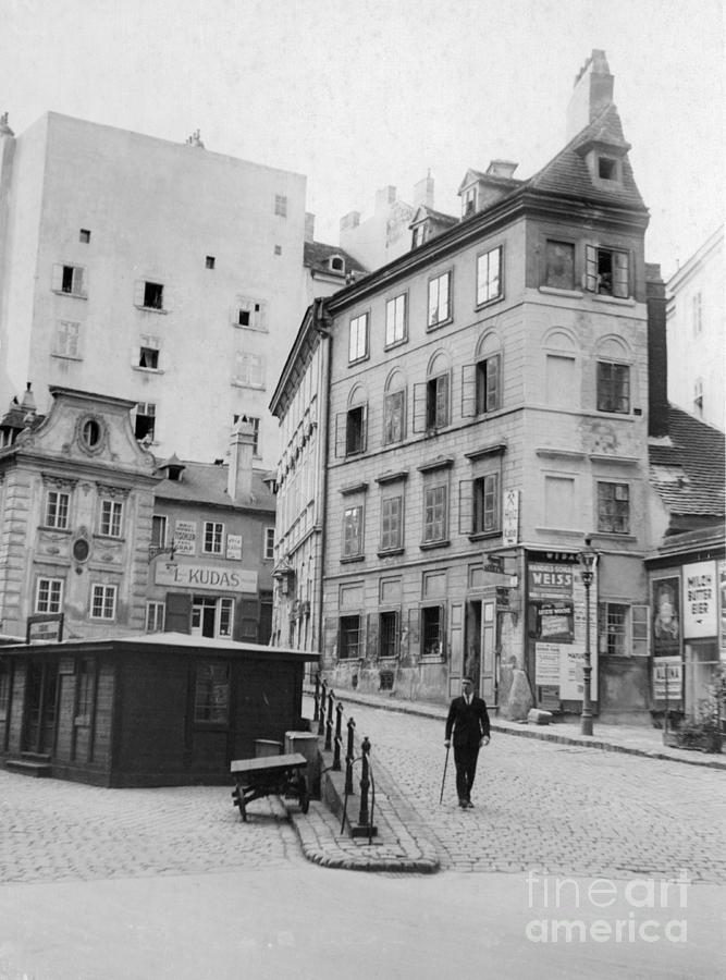 Street Scene In Vienna Photograph by Bettmann
