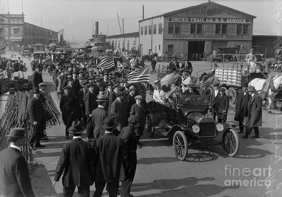Suffrage Auto Parade, 1915 Photograph by Bettmann