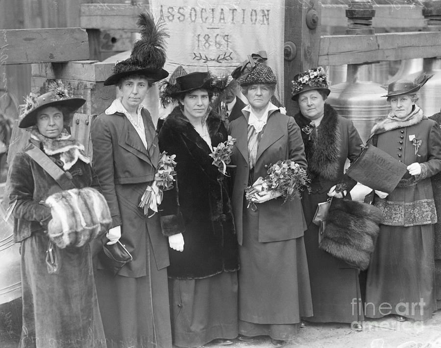 Suffragettes Posing Together Photograph by Bettmann