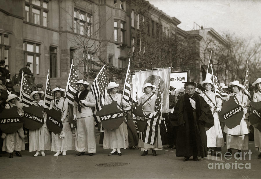 Suffragists Marching In Parade Photograph by Bettmann