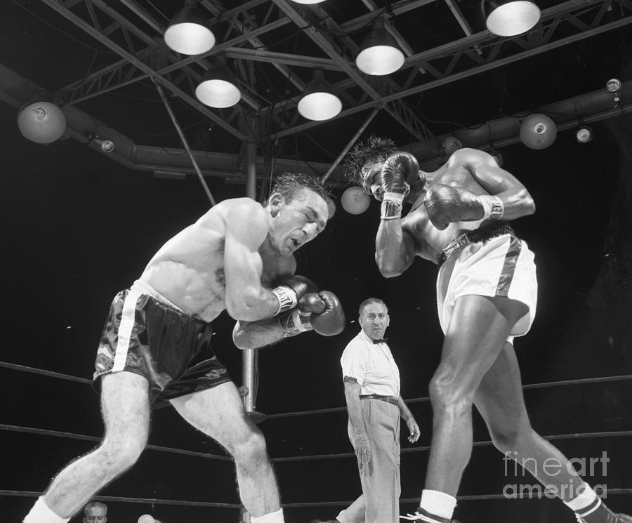 Sugar Ray Robinson Punching Carmen Photograph by Bettmann