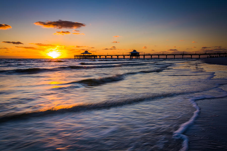 Sunset over the fishing pier and Gulf of Mexico in Fort Myers Be ...