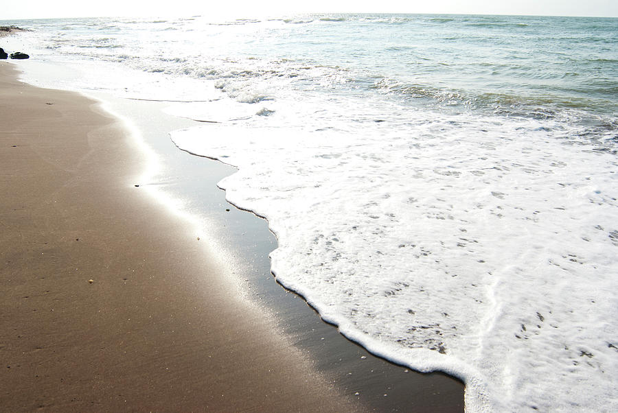 Sunshine Reflect By Sea Waves Photograph by Lawrenlu