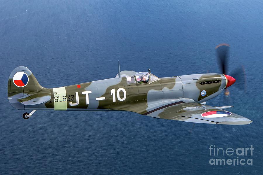 Supermarine Spitfire In Flight Photograph by Photostock-israel/science Photo Library