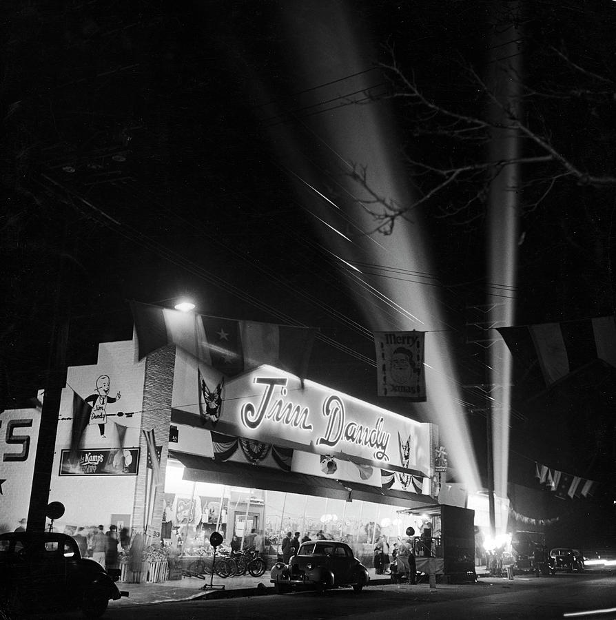 Black And White Photograph - Supermarket in San Francisco by Walter Sanders