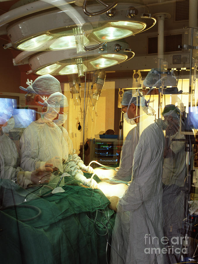 Surgeons In Theatre Photograph by Tim Beddow/science Photo Library