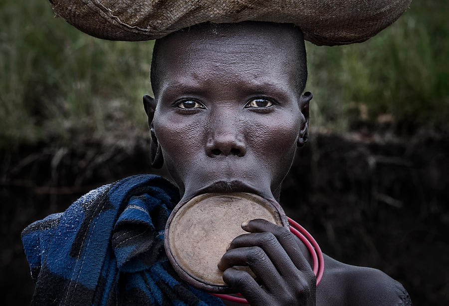 Surmi Tribe Woman. Photograph by Joxe Inazio Kuesta Garmendia - Fine ...