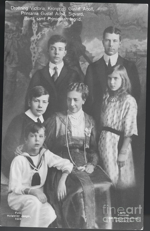 Swedens Queen Victoria And Grandchildren Photograph by Bettmann