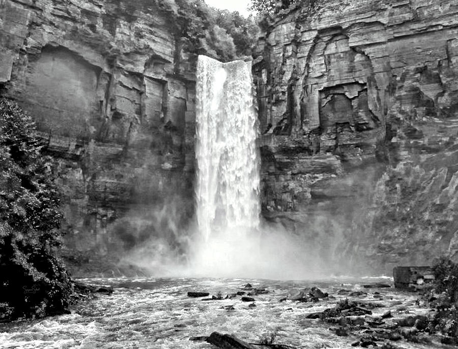 Taughannock Falls Photograph by Suzanne Stout