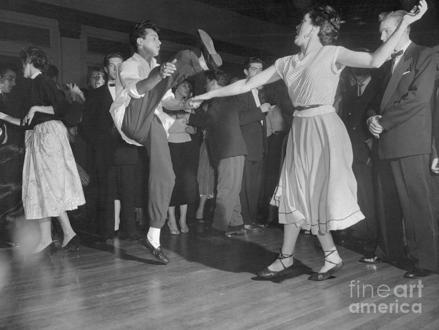 Teenagers Dancing To Rock N Roll Photograph by Bettmann