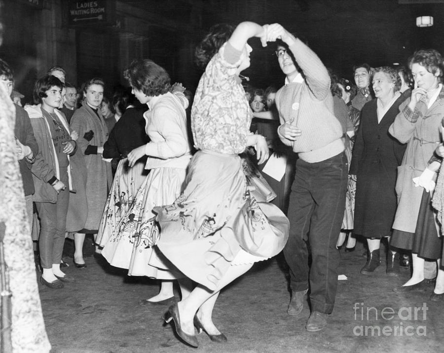 Teens Dancing At Waterloo Station Photograph by Bettmann