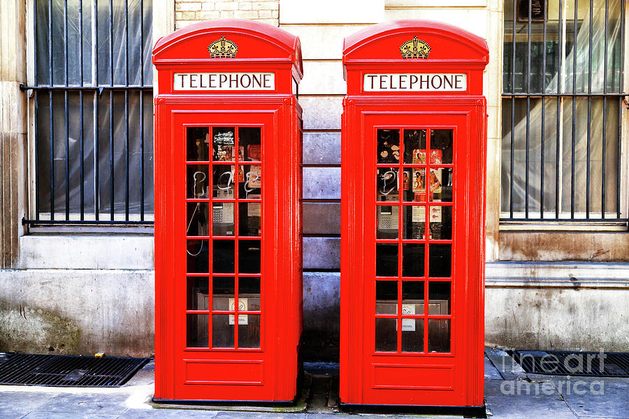 Telephone Box Couple London Photograph by John Rizzuto