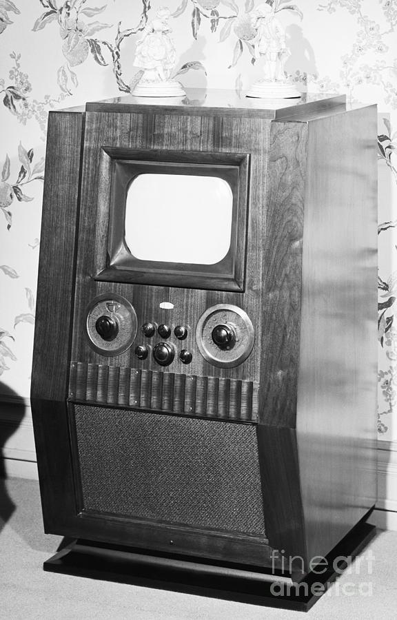 Television Set Of The 1940s Photograph by Bettmann