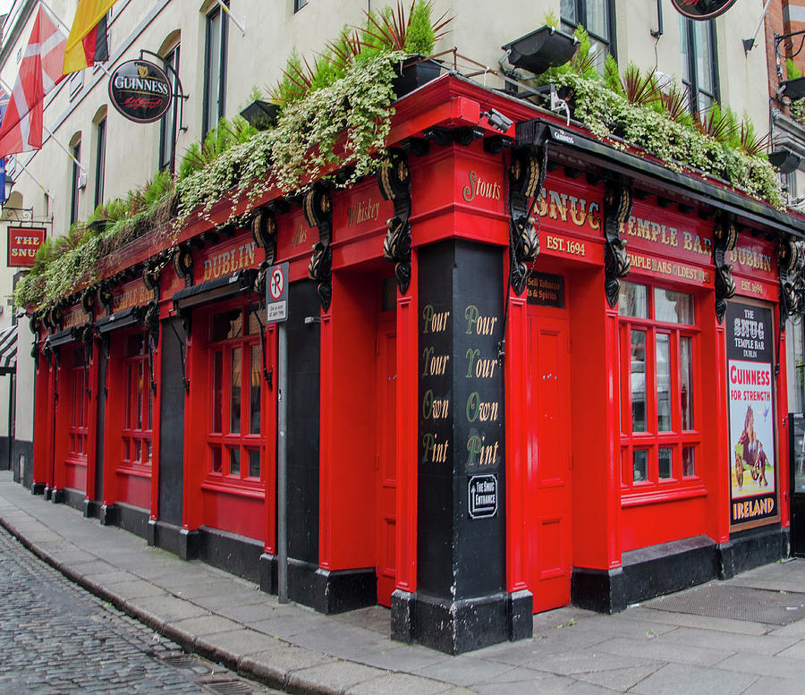 Temple Bar - Dublin Ireland - The Snug  Photograph by Bill Cannon