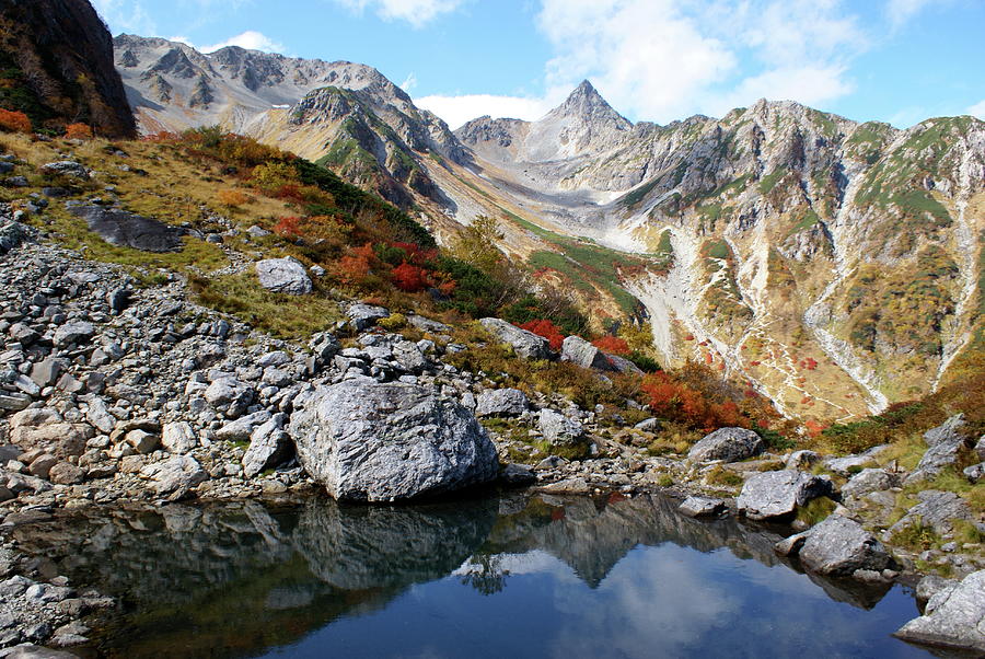 Tengu-ike Pond, Autumn by Akira Ogasawara - Nisekoyoga