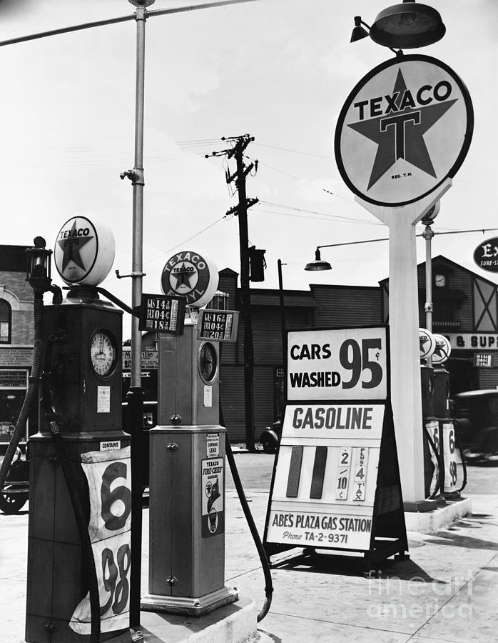 Texaco Service Station Photograph by Bettmann