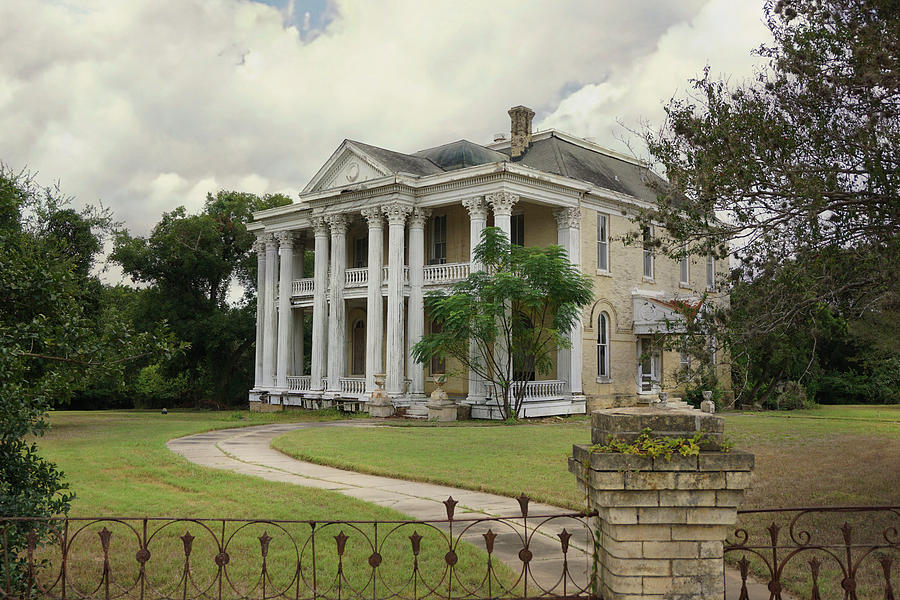 Texas Mansion in Ruin Photograph by Kelly Gomez