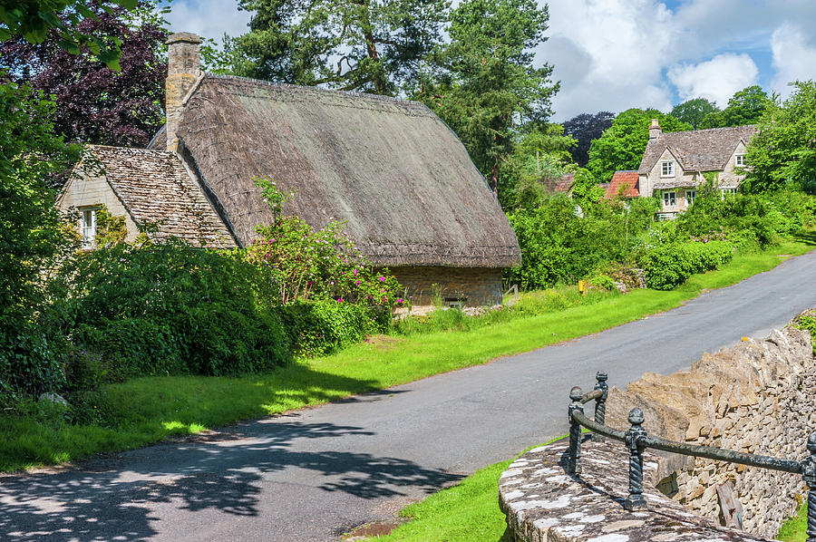 Thatched cottage in Bagendon, Cotswolds Photograph by David Ross