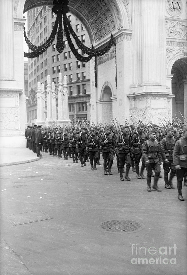 The 77th Division Passing Through Arch Photograph by Bettmann