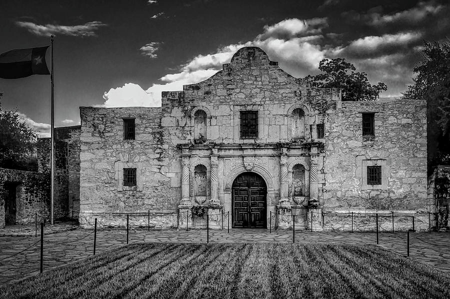 The Alamo In Black And White Photograph by Garry Gay