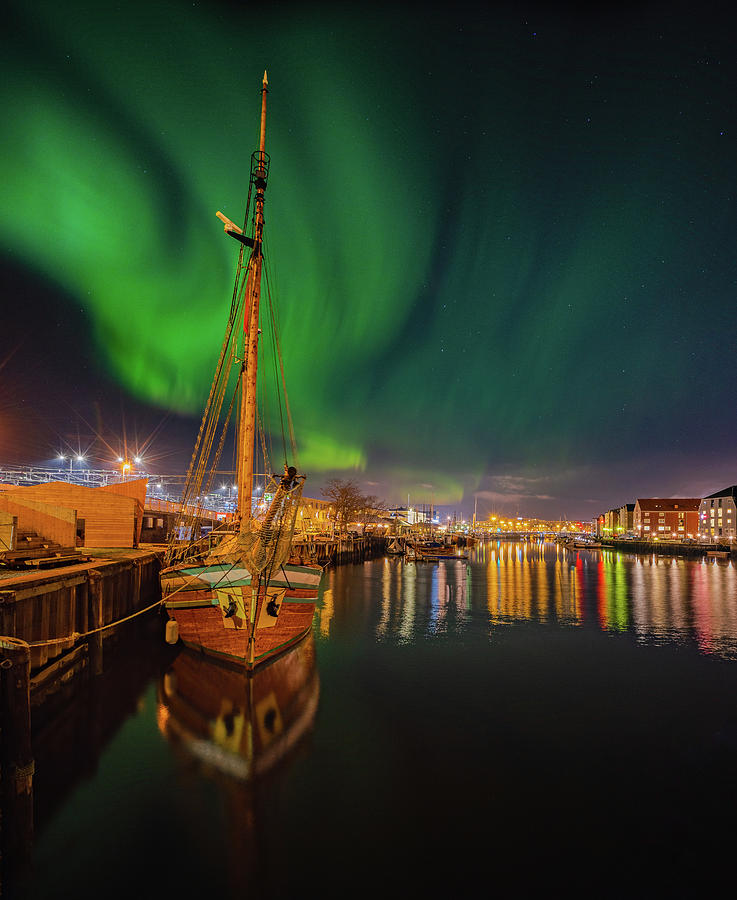 The amazingl night over Trondheim's Canal with Northern Light ...