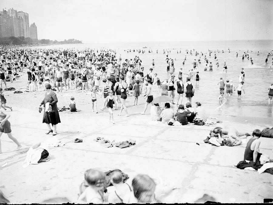 BLACKS AND WHITES TAKE TO THE WATER AT A 12TH STREET BEACH ON LAKE MICHIGAN  ON CHICAGO'S SOUTH SIDE IN THE SUMMER OF 1973. – Rediscovering Black History