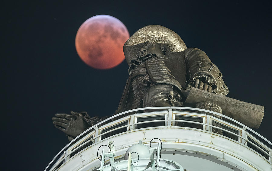 The Blood Moon Eclipse Over William Penn Photograph By Bruce Neumann