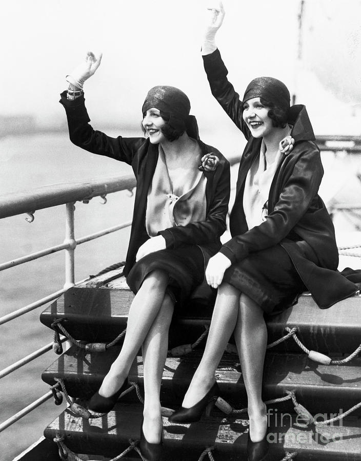 The Dolly Sisters Wave Photograph by Bettmann