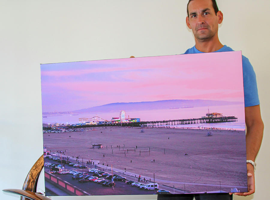 The Happy Art Collector - Malibu, CA Photograph by Gene Parks