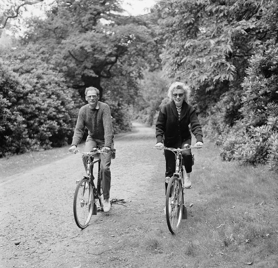 Marilyn Monroe Photograph - The Millers Ride Out by Harold Clements