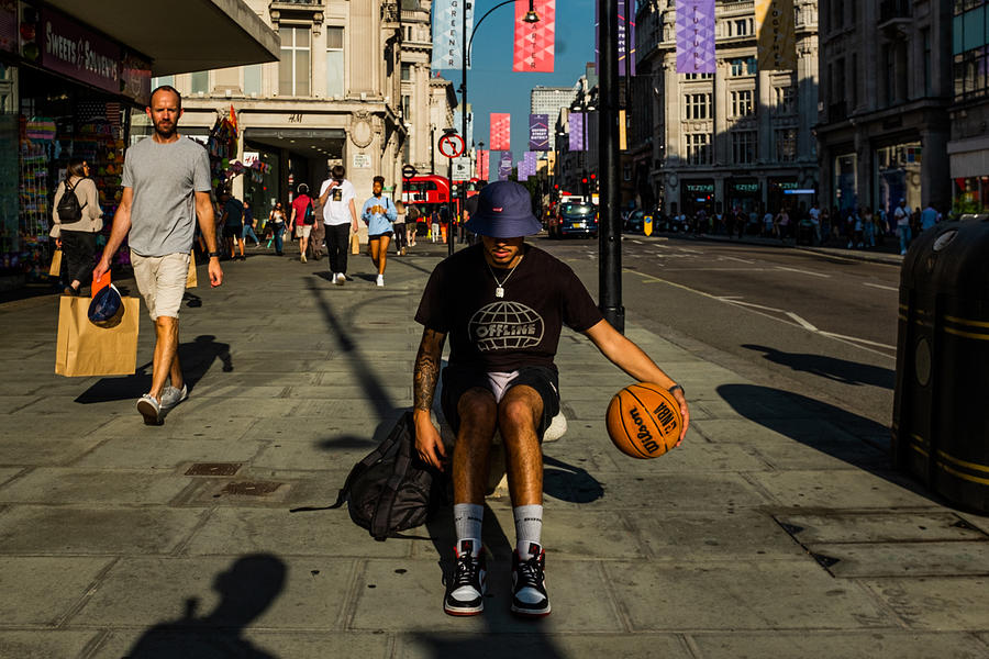 London Photograph - The Street Player by Lorenzo Grifantini