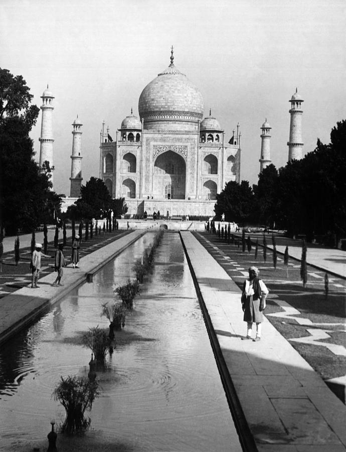 Taj Mahal Photograph - The Taj Mahal Around 1950 by Keystone-france